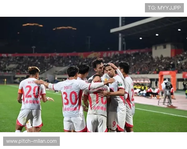 足球明星登场瞬间点燃全场激情球迷热血沸腾的氛围揭秘